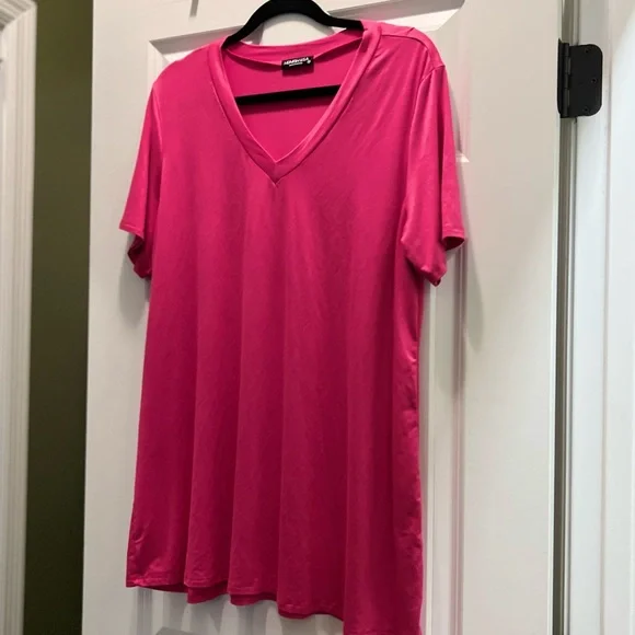 3/$19 Heimish USA pink V-neck short sleeve shirt - Picture 4 of 10